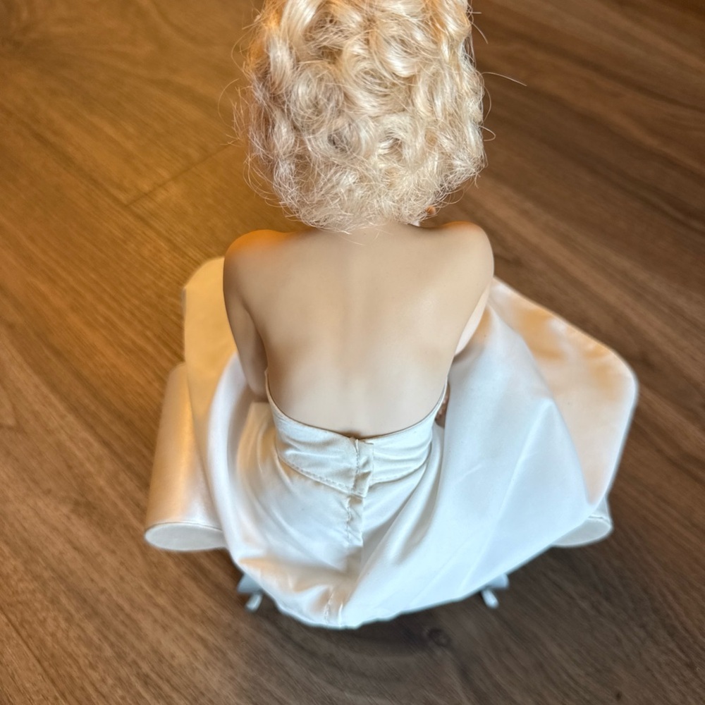 Franklin mint Marilyn Monroe porcelain love MARILYN 11 inch doll and couch - Picture 4 of 7